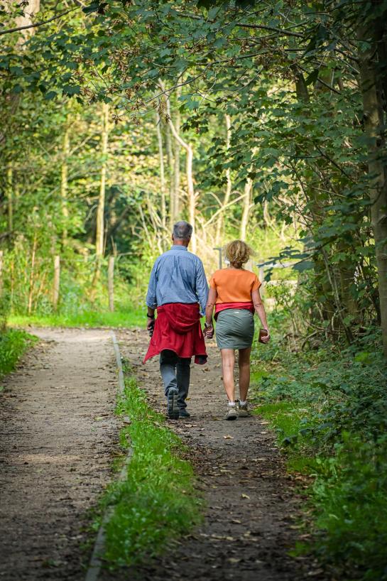 Koppel wandelt tussen de bomen