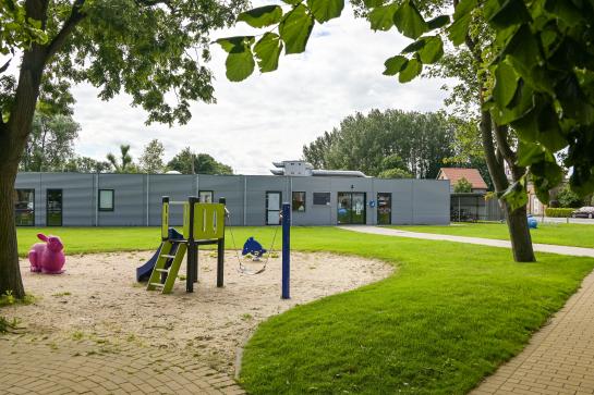 Buitenschoolse kinder opvang gebouw